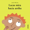 Lucas mira hacia arriba