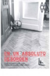 En un desorden absoluto.